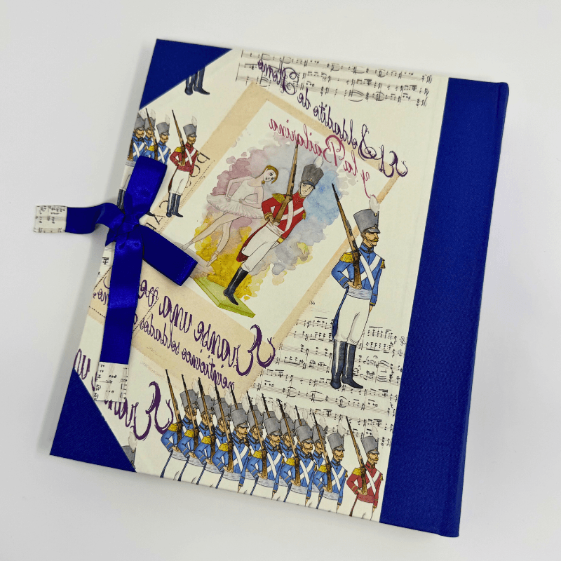 Album fotografico Il Soldatino di Piombo con decorazioni artistiche e nastro blu, fatto a mano in Italia.