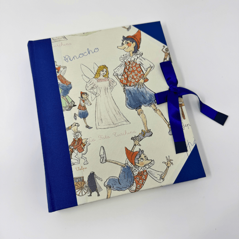 Album fotografico rilegato a mano con illustrazioni di Pinocchio e personaggi della storia.