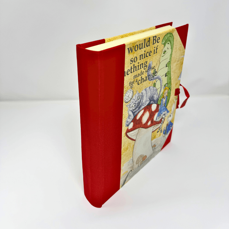 Album fotografico Alice con copertina illustrata e tela rossa