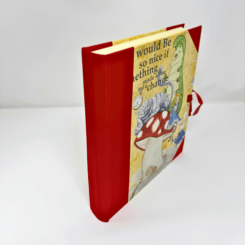 Album fotografico Alice con copertina illustrata e tela rossa