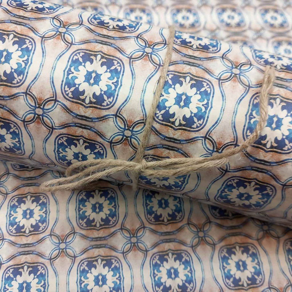 Carta decorata con maioliche siciliane blu