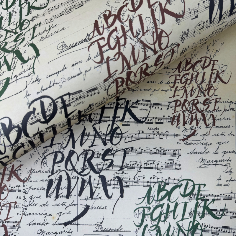 Carta decorata con note musicali e lettering calligrafico