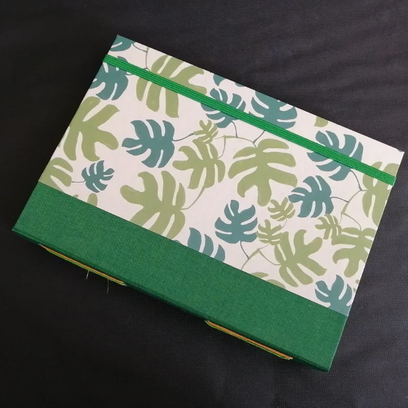 album rilegato a mano con Carta decorata botanica con foglie tropicali verdi